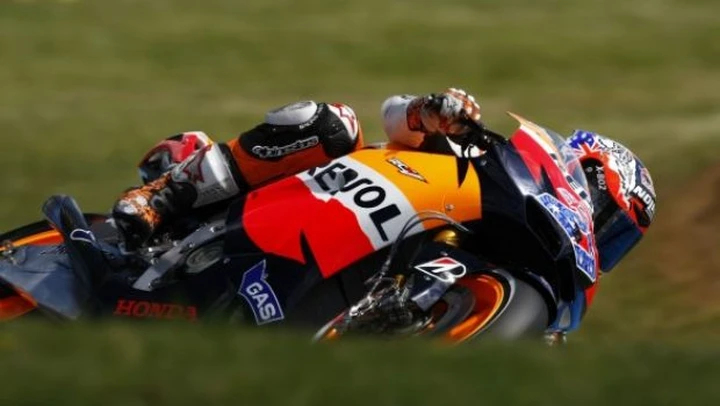 MotoGP, qualifiche infuocate: Honda fa (quasi) il pieno con Pedrosa, Stoner, Dovizioso. Si difendono le Ducati con Hayden e Rossi combattivi