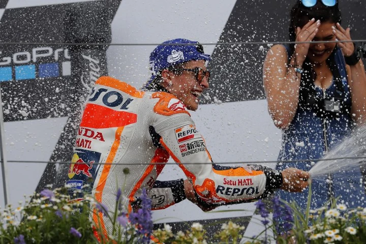 Marquez “re” del Sachsenring torna in vetta nel mondiale. Dovizioso e Rossi … scendono