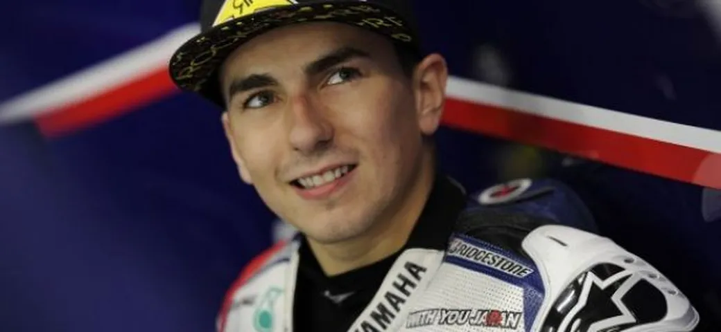 Jorge Lorenzo conquista l'Italia. Dovizioso salva gli italiani. Sic si salva. Rossi nel terzo gruppo