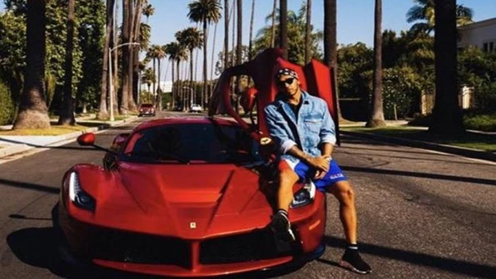 Lewis Hamilton e il suo garage da sogno