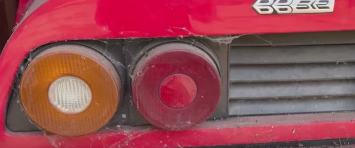 Una Ferrari 512bb oltraggiata, primo lavaggio in 28 anni [VIDEO]