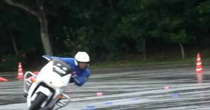 Polizia giapponese e asfalto bagnato: la gymkhana è servita /video