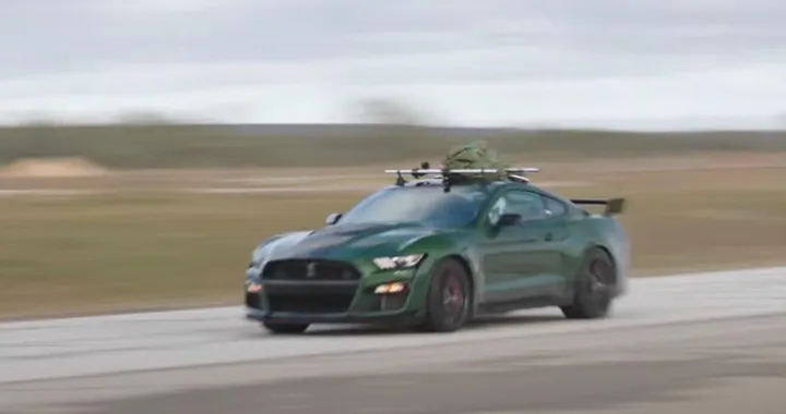 La Mustang di Hennessey a 310 Km/h con l'albero di Natale sul tetto [Video]