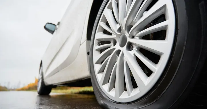 Donna guida per chilometri sul cerchione: era ubriaca