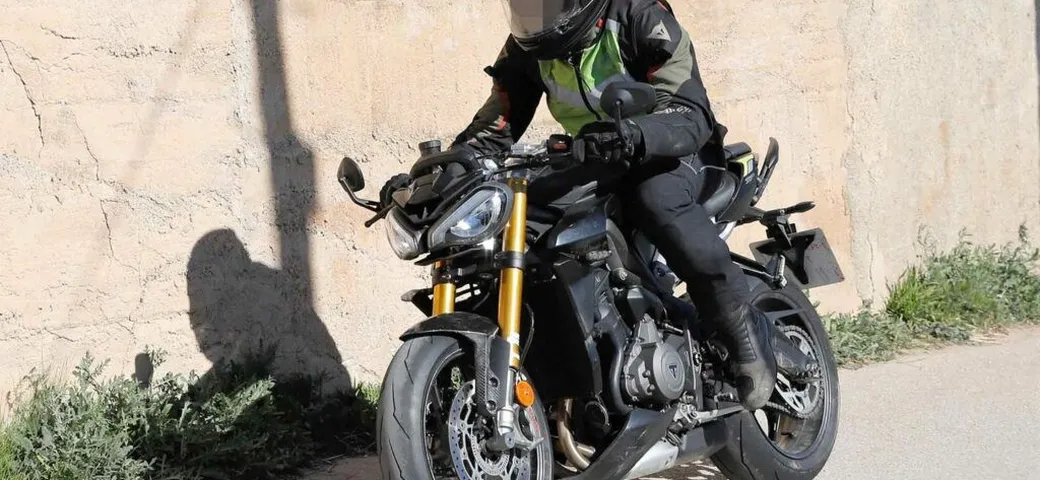 Triumph Street Triple 765 RS: foto spia del modello 2023 o versione più raffinata?