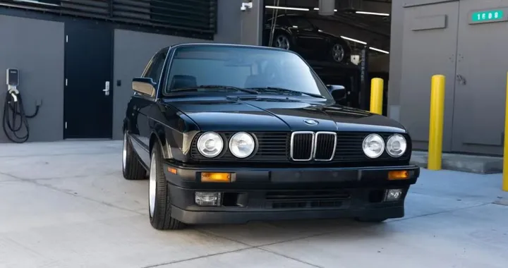 Il 6 cilindri della BMW 325is dell'89 resta un punto di riferimento