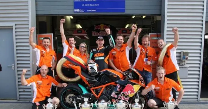 KTM celebra la doppia vittoria in Superbike IDM in sella alla RC8 R