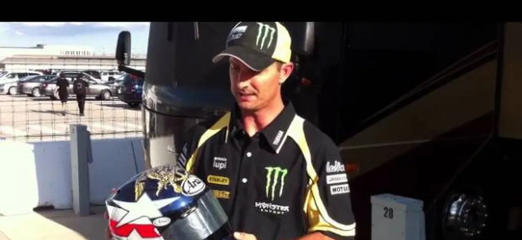 Colin Edwards ad Indianapolis con un casco in onore dei Navy Seals /video