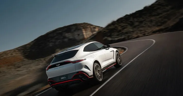 Aston Martin DBX S, il SUV da 727 CV arriva a Singapore: costa quasi un milione