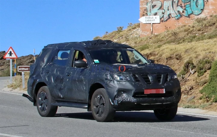 SUV Nissan Navara: nuove foto spia