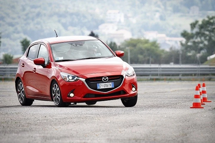 Nuova Mazda2: i suoi sistemi di sicurezza attiva in video