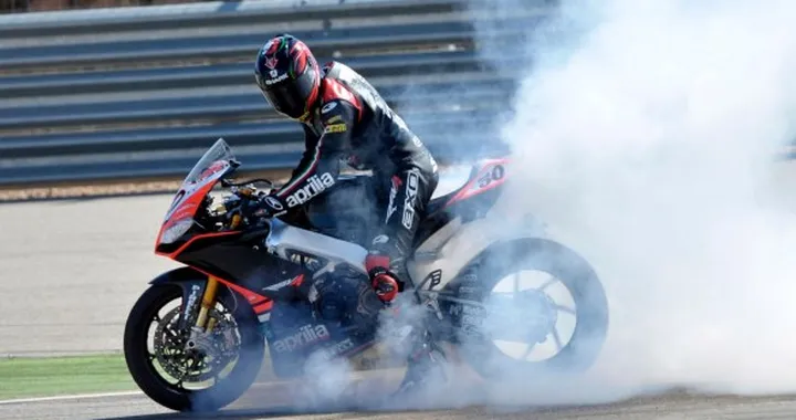 SBK Aragon, Davies "cancella" Melandri in Bmw. Aprilia in chiaroscuro. Notte Ducati