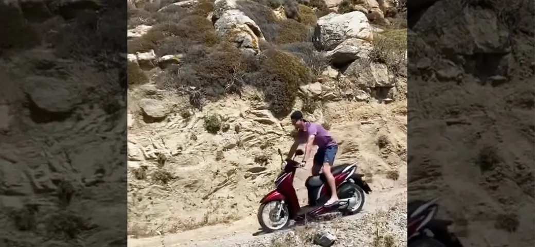Casey Stoner: fuoristrada in scooter durante la vacanza in Grecia (Video)