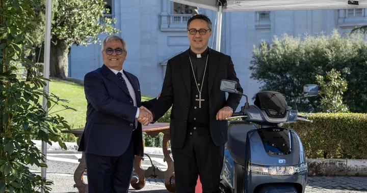 TVS iQube S: il nuovo scooter elettrico scelto dal Vaticano