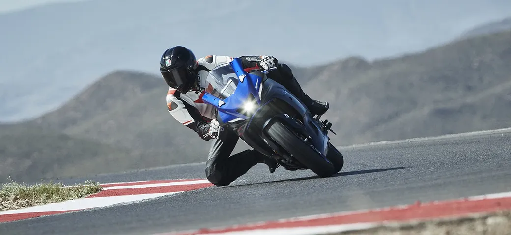 Nuova Yamaha R7, la prova su strada e in pista (VIDEO)