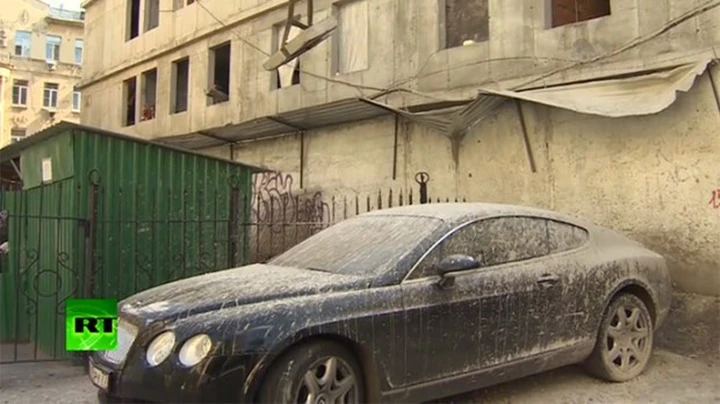 Mai parcheggiare una Bentley sotto un palazzo in costruzione...