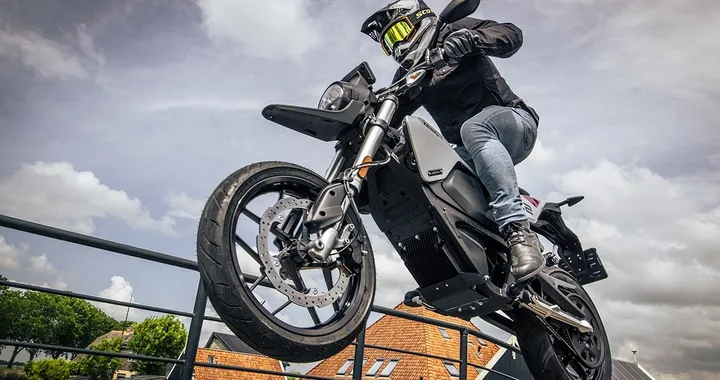 Zero FXE, la nuova moto elettrica venuta dal futuro