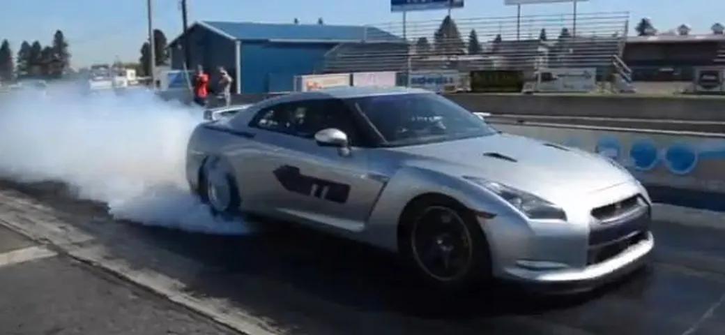 Nissan GT-R: l'esemplare più veloce al mondo esce dal quarto di miglio ai 295 km/h!