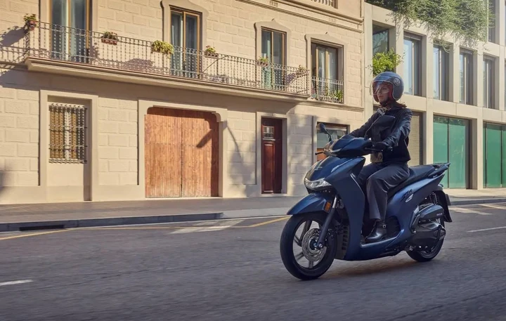 Honda SH350i 2025 in strada