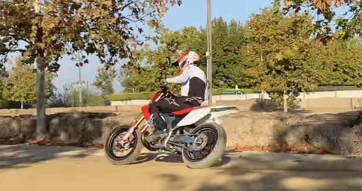 Marc Marquez si allena con una Honda CR 250R: traversi e sound 2 tempi (Video)