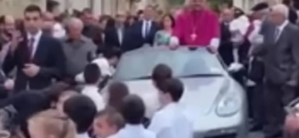 Arcivescovo su una Porsche trainata dai bambini a Malta [Video]