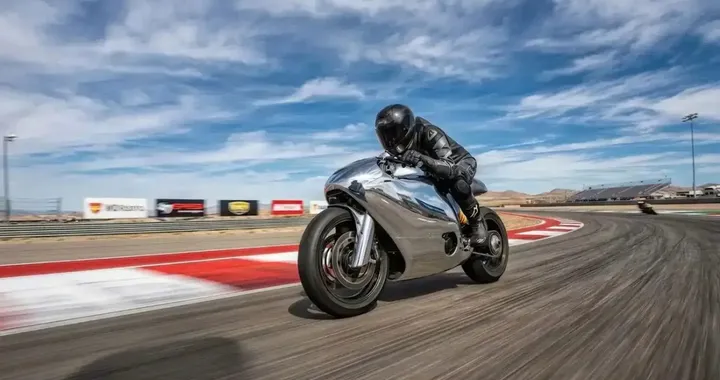 Bandit9 trasforma la Ducati Monster 821 in una scultura su due ruote