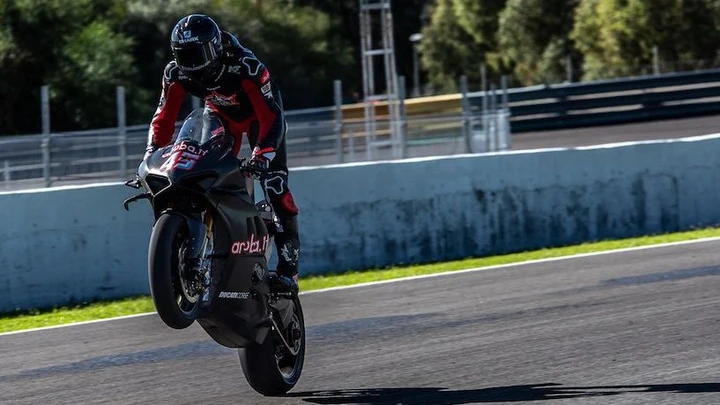 Scott Redding prova la Ducati Panigale V4... con i controlli staccati