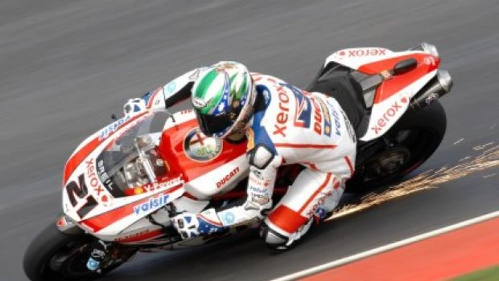 Portimao esalta la SBK.  Esulta Troy Bayliss. Graffiano i giovani leoni