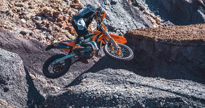 KTM EXC 2022, svelata la nuova gamma enduro: caratteristiche, prezzi e disponibilità