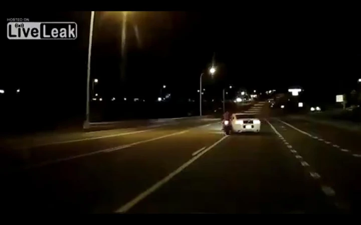 Mustang butta giù una moto [Video]