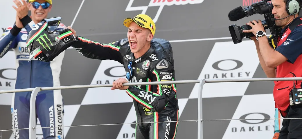 Moto3, doppietta tricolore: la “prima” di Migno (Ktm). 20 piloti in fila indiana. Regolamenti troppo restrittivi?