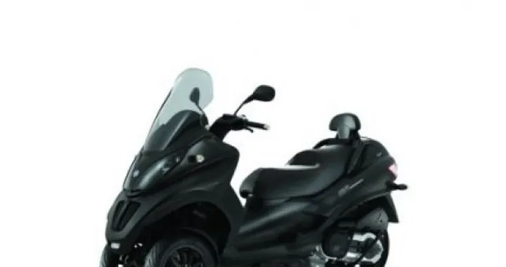 Piaggio MP3: la serie speciale "Black Edition" per la Francia