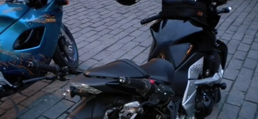 Foto del giorno: Kawasaki Z750 con manubri posteriori