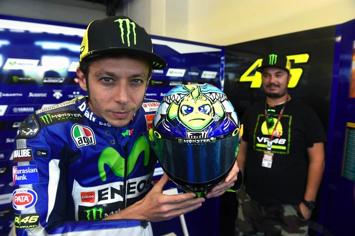 MotoGP Misano 2015: sul nuovo casco Vale scappa dagli squali