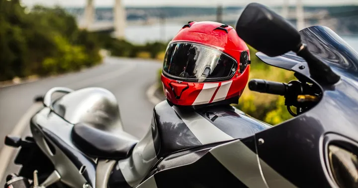 Senza casco? Niente benzina, la provocatoria iniziativa del Governo
