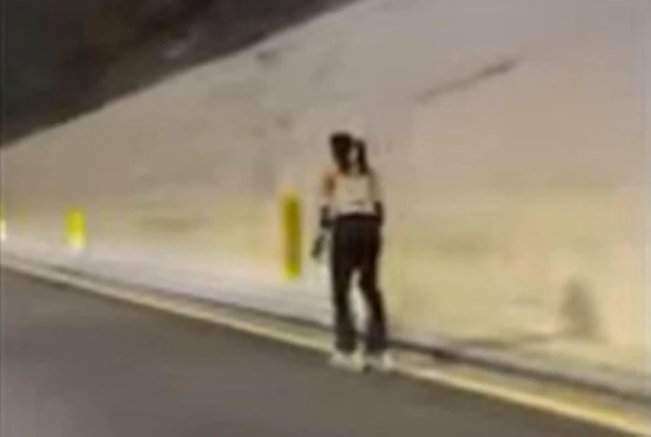 Ragazza coi pattini a rotelle in autostrada [Video]
