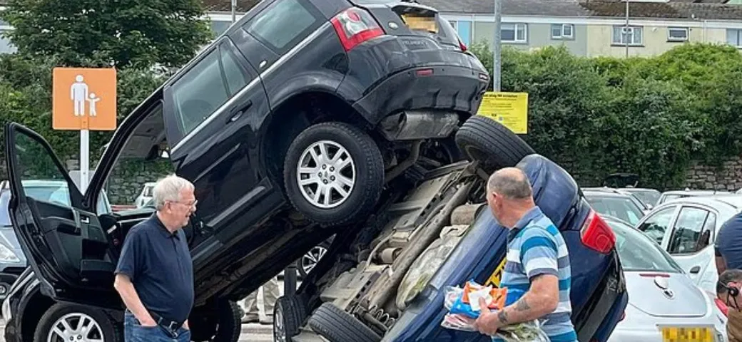 Land Rover schiaccia Volkswagen in retromarcia: situazione assurda