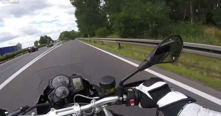 Olio in curva, caduta inevitabile per sfortunato motociclista