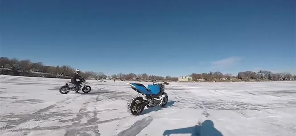 Moto indemoniata sul lago ghiacciato [Video]