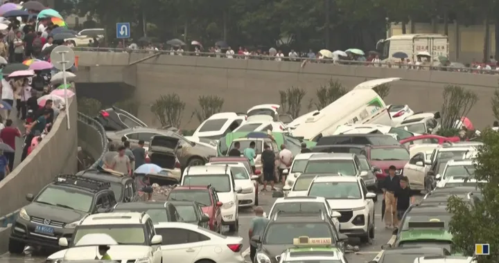 Cina: 400 mila veicoli danneggiati dalle inondazioni