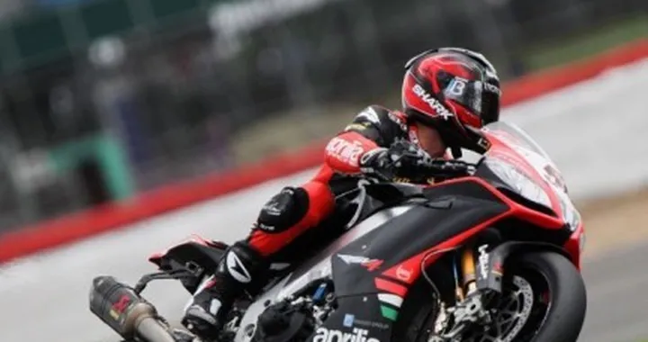 WSBK Silverstone: fra bandiere bianche e rosse trionfi di Rea e Baz. Guintoli allunga su Sykes nel mondiale. Melandri perde il treno. Ducati, altra corsa.