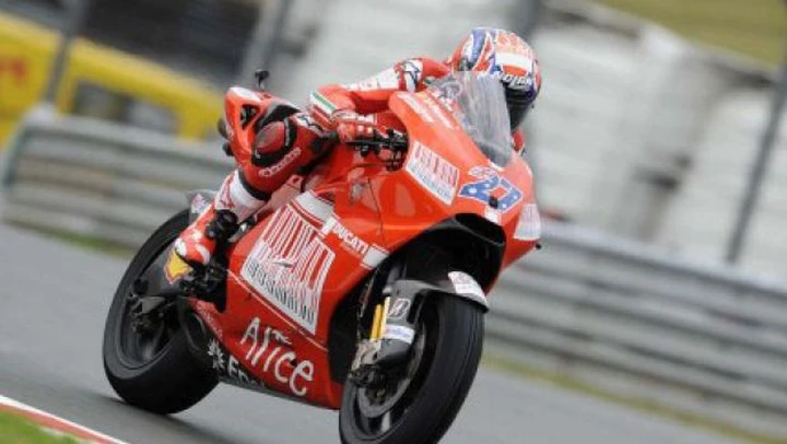 Il Ducati Marlboro Team a Donington per la 4a gara in cinque settimane. Stoner ed Hayden sperano nelle bel tempo