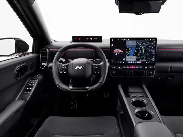 Hyundai Kona cambia tutto, interni hi-tech come Ioniq 3