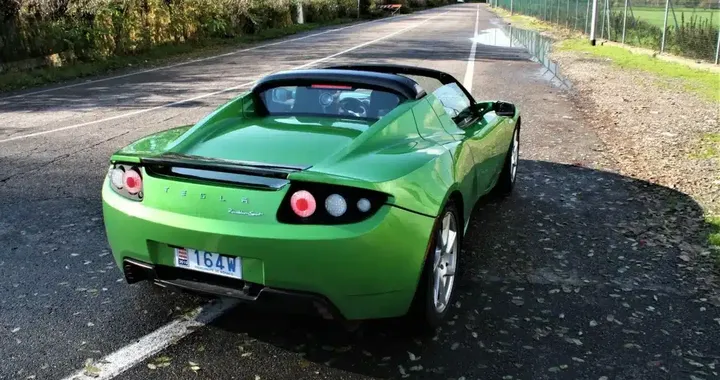 La prima Tesla è stata una Lotus Elise rielaborata con 6.800 batterie