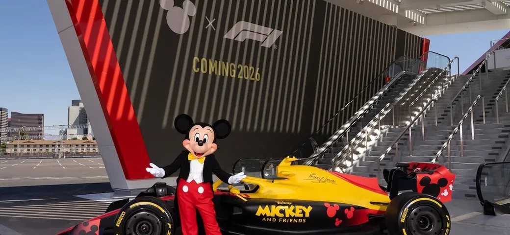 Topolino sale in monoposto: la magia Disney corre in Formula 1