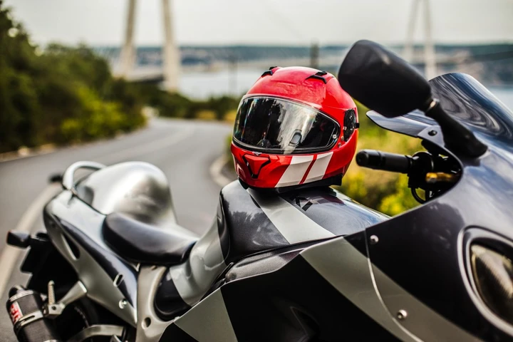 Senza casco? Niente benzina, la provocatoria iniziativa del Governo