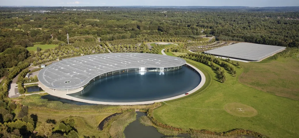 L'avveniristico McLaren Technology Center compie 20 anni