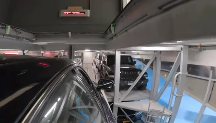 Parcheggi robotizzati a New York: lusso futuristico per pochi eletti [Video]