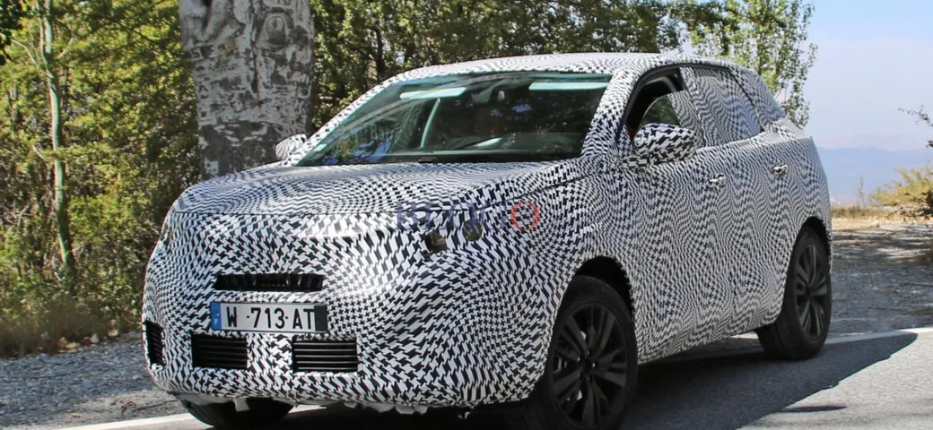Peugeot 3008 2016: foto spia su strada