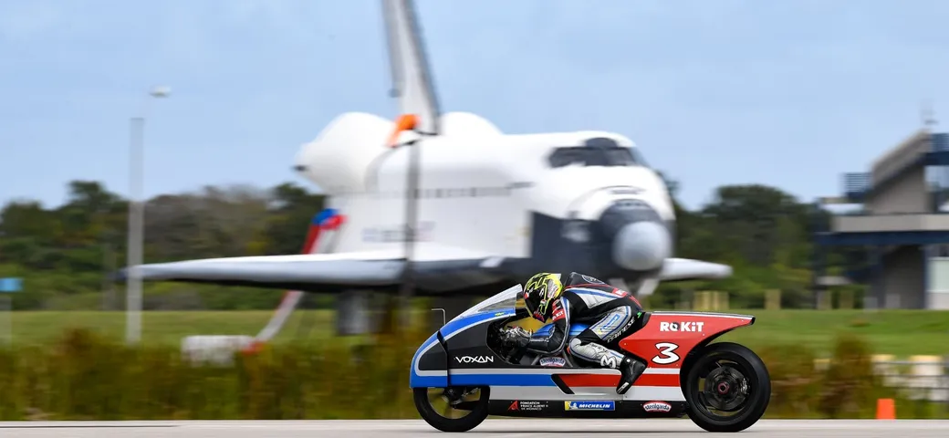Max Biaggi, nuovo record di velocità sulla Voxan Wattman: raggiunti i 455 km/h